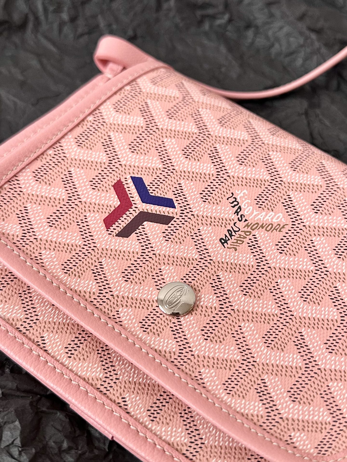 CARTERA DE BOLSILLO PLUMET 20 DE LONA GOYARDINA ROSA Y ADORNOS DE PIEL DE CORDERO