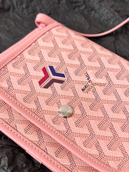 CARTERA DE BOLSILLO PLUMET 20 DE LONA GOYARDINA ROSA Y ADORNOS DE PIEL DE CORDERO
