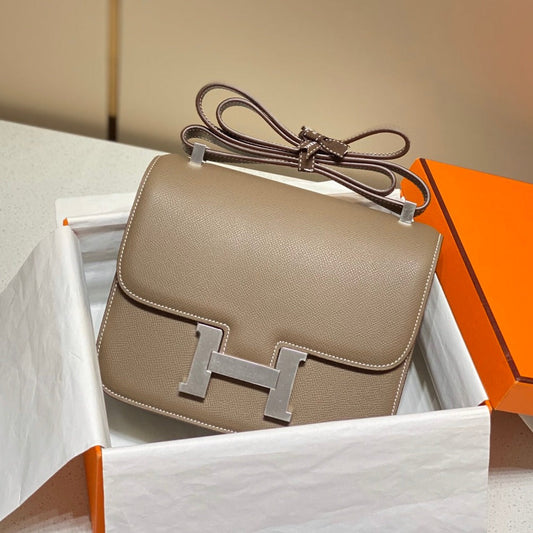 Constance 24 Etoupe Epsom Cuero Herrajes Plateados