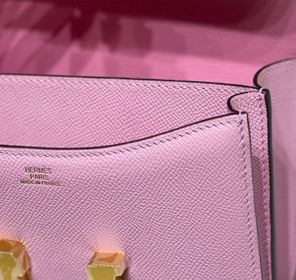 Constance 24, piel Epsom rosa, herrajes dorados