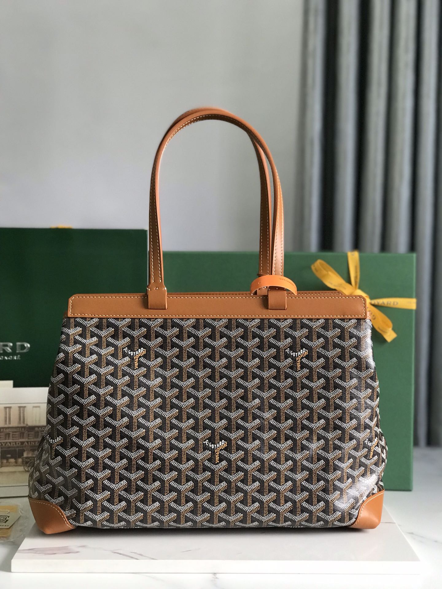 BOLSO BELLECHASSE BIAUDE PM 36 EN LONA GOYARDINE NEGRA Y RIBETE DE PIEL DE BECERRO COLOR MARRÓN