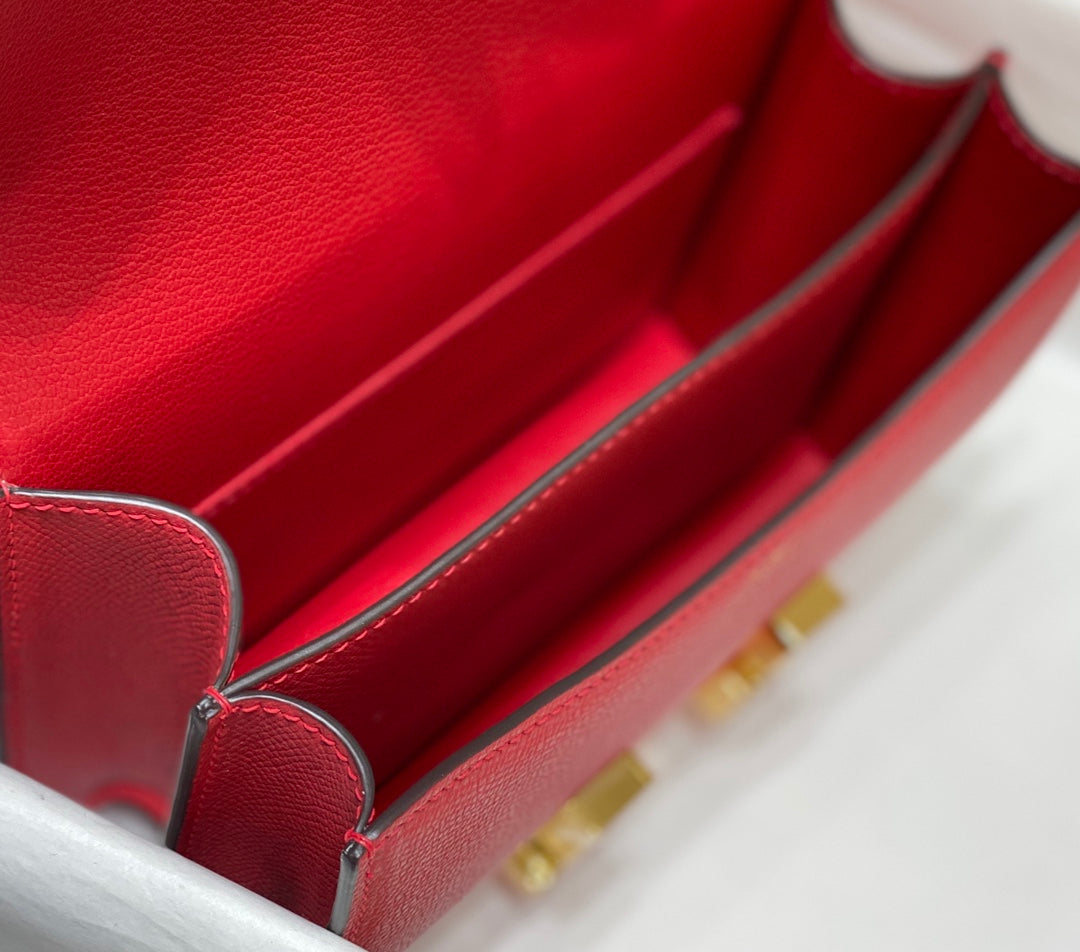 Constance 24, cuero Epsom rojo, herrajes dorados