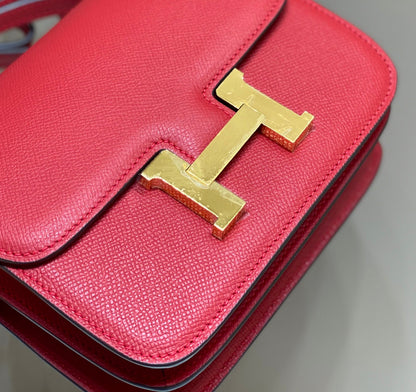 Constance 24, cuero Epsom rojo, herrajes dorados