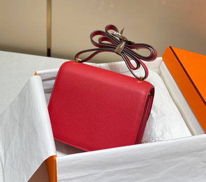 Constance 24, cuero Epsom rojo, herrajes dorados