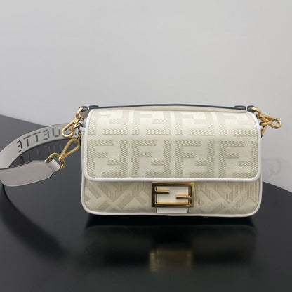 BOLSO FENDI 26 BAGUETTE DE PIEL NAPA BLANCA CON HERRAJES DORADOS