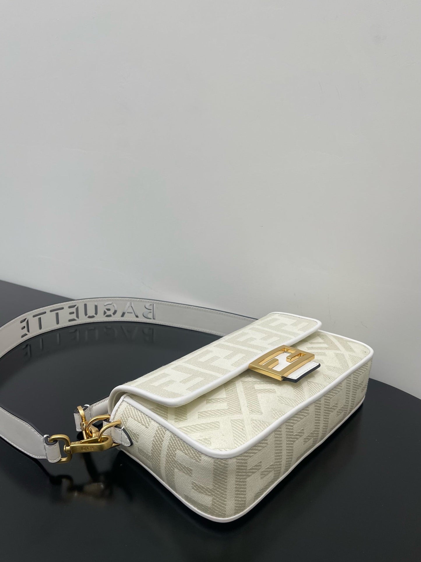 BOLSO FENDI 26 BAGUETTE DE PIEL NAPA BLANCA CON HERRAJES DORADOS