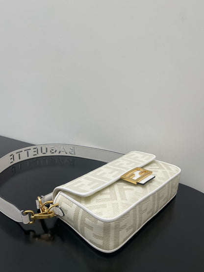 BOLSO FENDI 26 BAGUETTE DE PIEL NAPA BLANCA CON HERRAJES DORADOS
