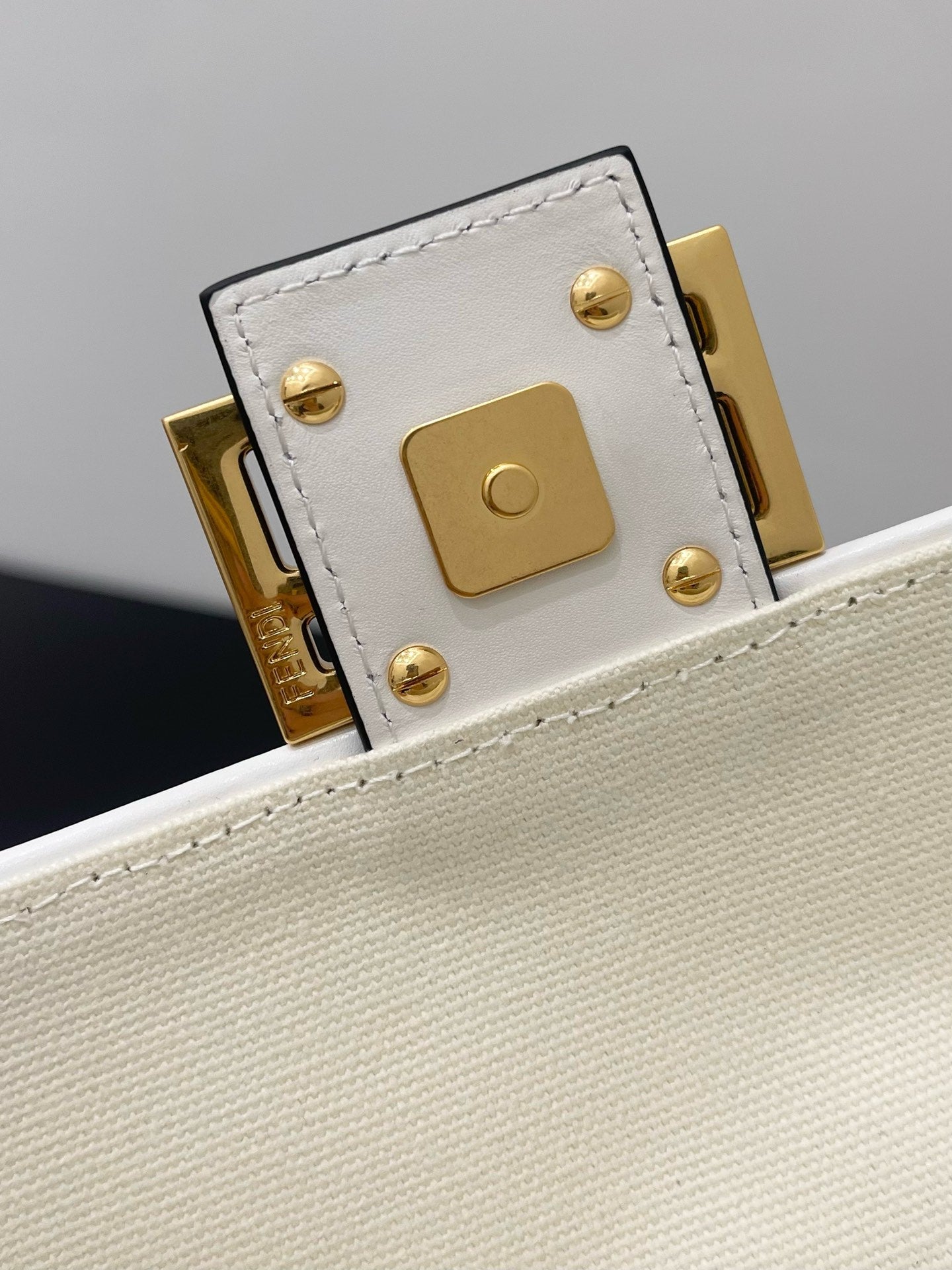 BOLSO FENDI 26 BAGUETTE DE PIEL NAPA BLANCA CON HERRAJES DORADOS