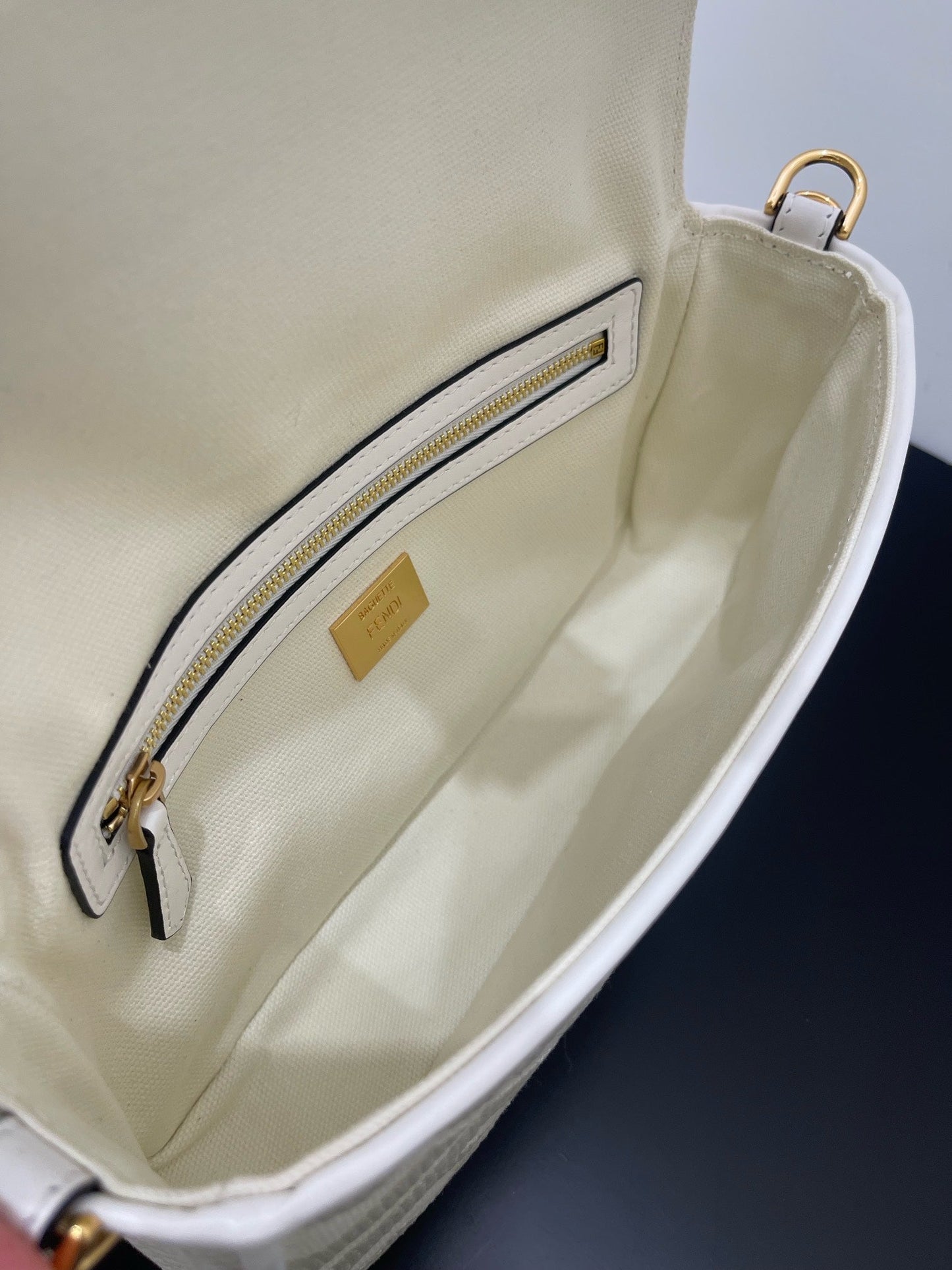 BOLSO FENDI 26 BAGUETTE DE PIEL NAPA BLANCA CON HERRAJES DORADOS