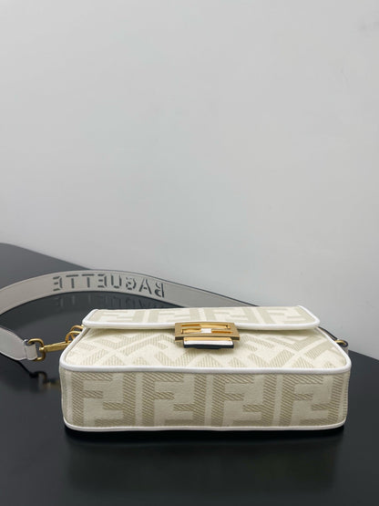 BOLSO FENDI 26 BAGUETTE DE PIEL NAPA BLANCA CON HERRAJES DORADOS