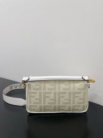 BOLSO FENDI 26 BAGUETTE DE PIEL NAPA BLANCA CON HERRAJES DORADOS