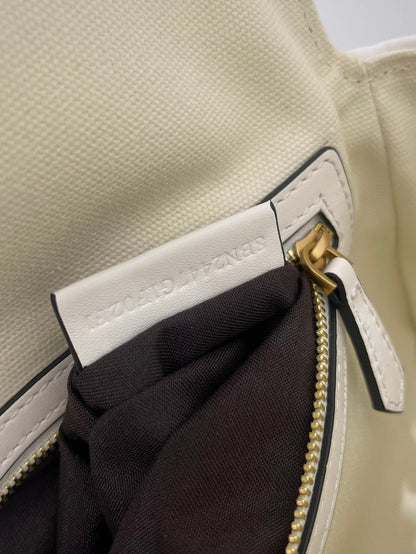 BOLSO FENDI 26 BAGUETTE DE PIEL NAPA BLANCA CON HERRAJES DORADOS