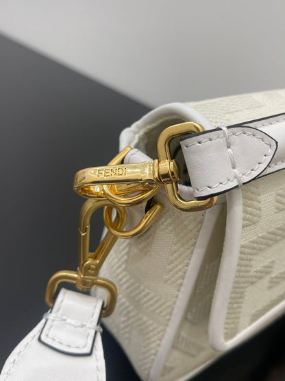 BOLSO FENDI 26 BAGUETTE DE PIEL NAPA BLANCA CON HERRAJES DORADOS