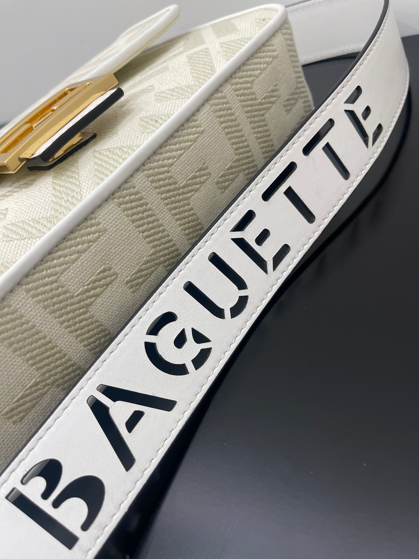BOLSO FENDI 26 BAGUETTE DE PIEL NAPA BLANCA CON HERRAJES DORADOS