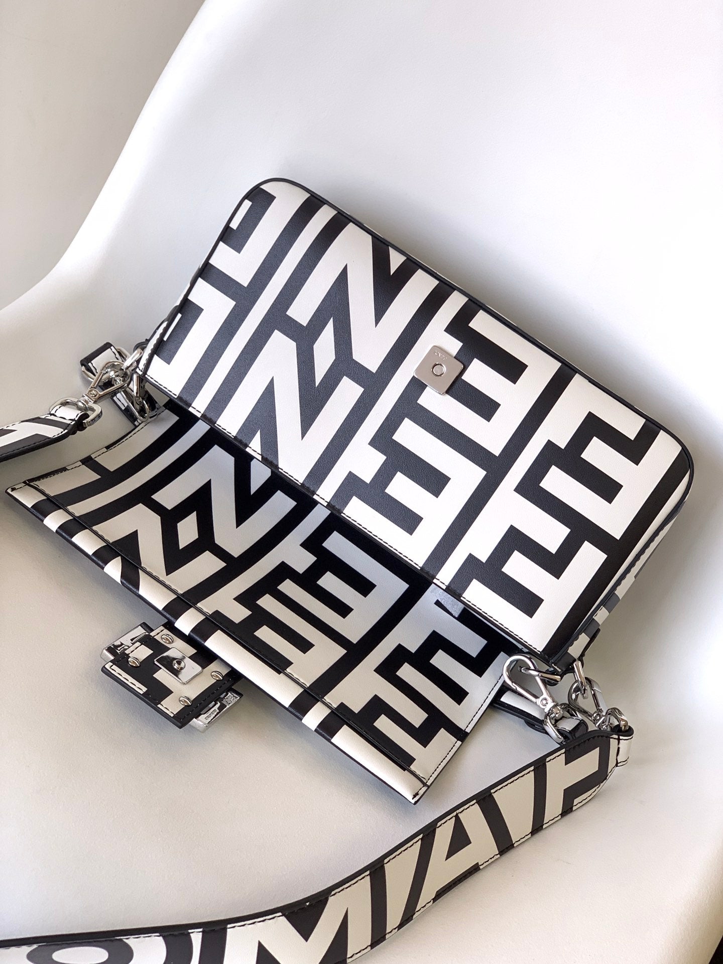 Bolso Fend Roma &amp; Marc Jacobs 27 de piel negra y blanca 