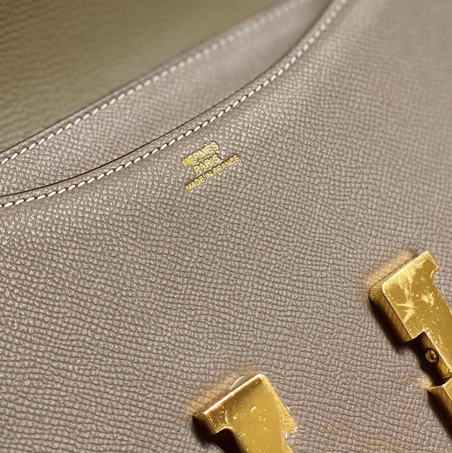 Constance 24 Etoupe Epsom Cuero Herrajes Dorados