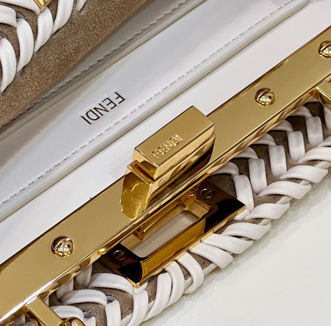 PEEKABOO ISEEU 27 EN PIEL DE BECERRO LISA BLANCA CON RIBETE TEJIDO Y HERRAJES DORADOS