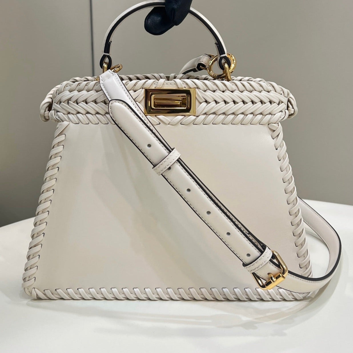 PEEKABOO ISEEU 27 EN PIEL DE BECERRO LISA BLANCA CON RIBETE TEJIDO Y HERRAJES DORADOS