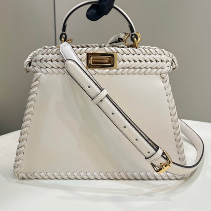 PEEKABOO ISEEU 27 EN PIEL DE BECERRO LISA BLANCA CON RIBETE TEJIDO Y HERRAJES DORADOS