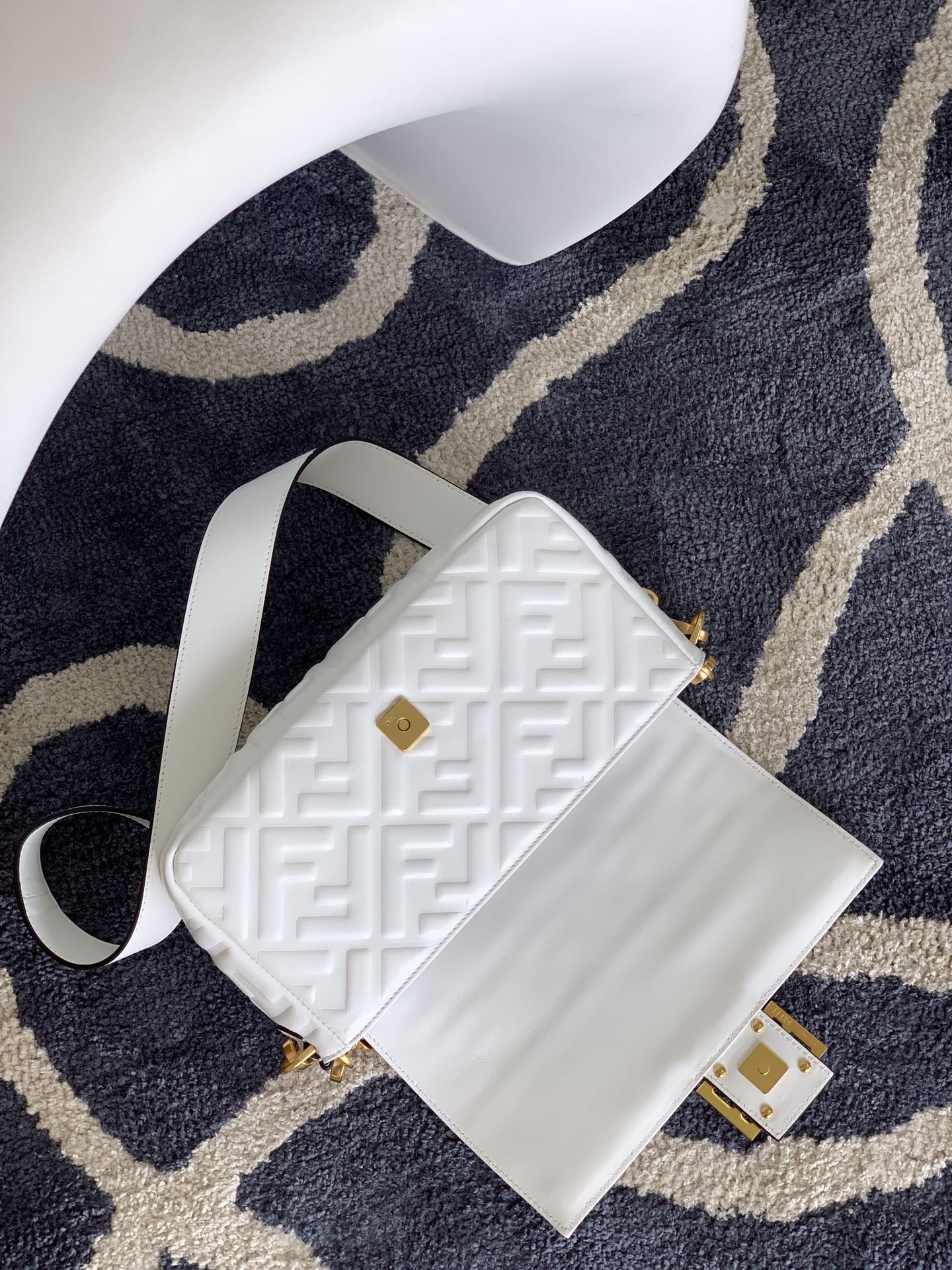 Bolso Fend Baguette 27 con motivo FF en piel blanca Ghw 