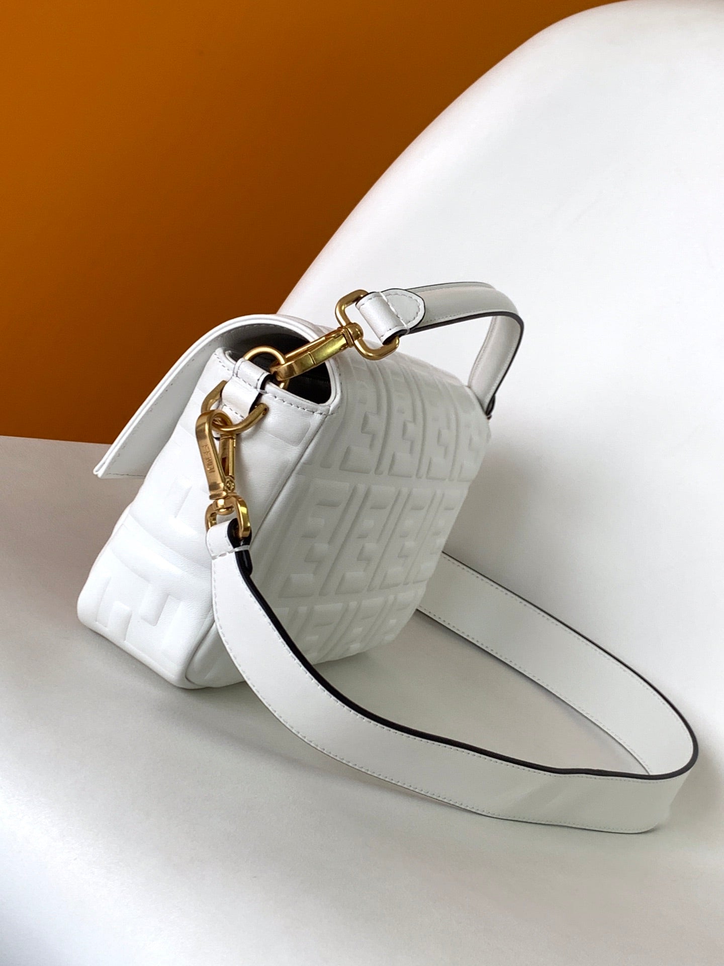 Bolso Fend Baguette 27 con motivo FF en piel blanca Ghw 