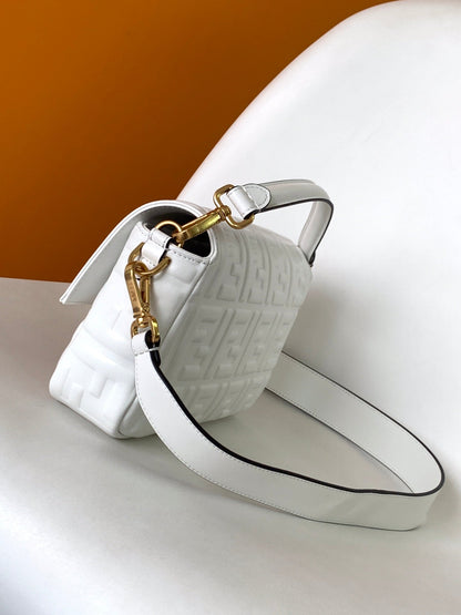 Bolso Fend Baguette 27 con motivo FF en piel blanca Ghw 