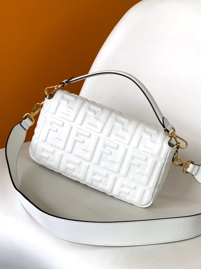 Bolso Fend Baguette 27 con motivo FF en piel blanca Ghw 