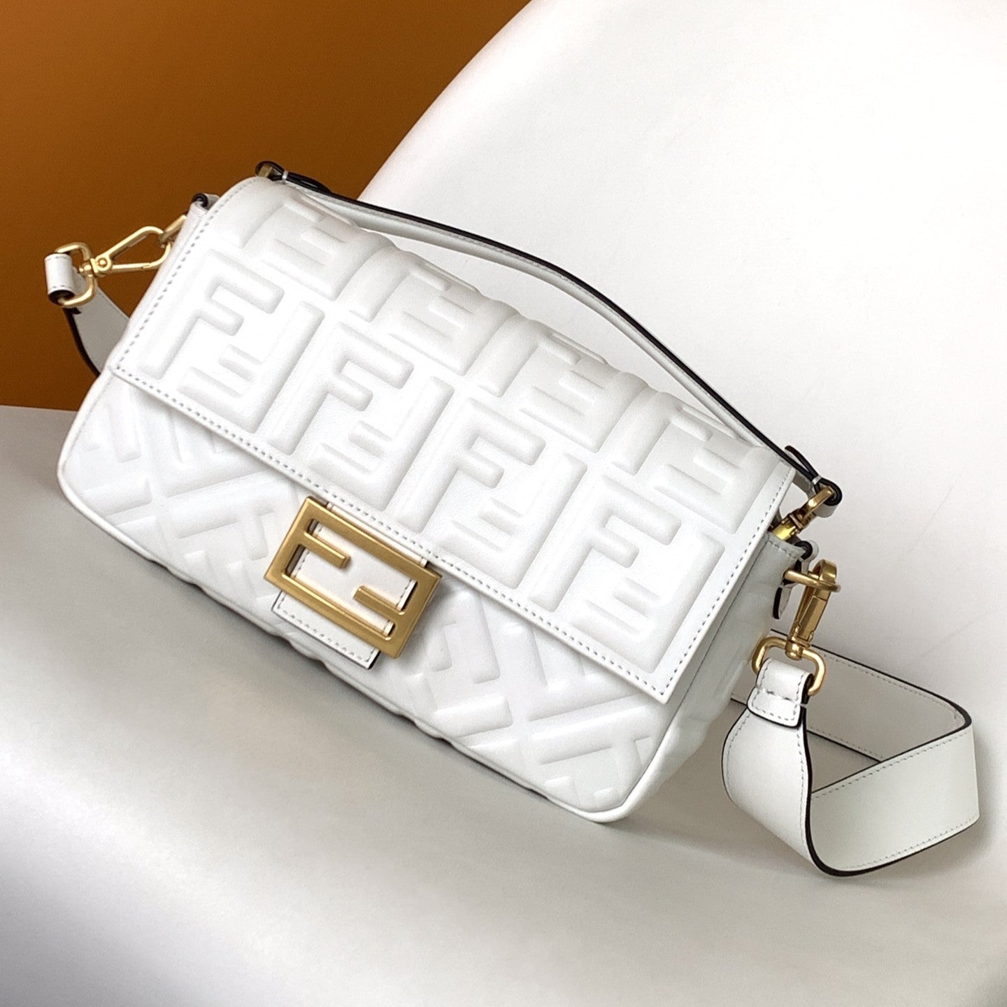 Bolso Fend Baguette 27 con motivo FF en piel blanca Ghw 