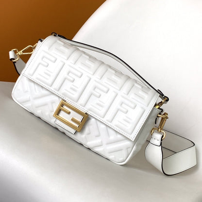 Bolso Fend Baguette 27 con motivo FF en piel blanca Ghw 