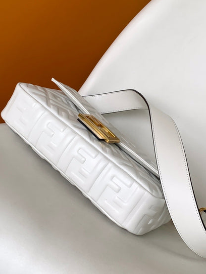 Bolso Fend Baguette 27 con motivo FF en piel blanca Ghw 