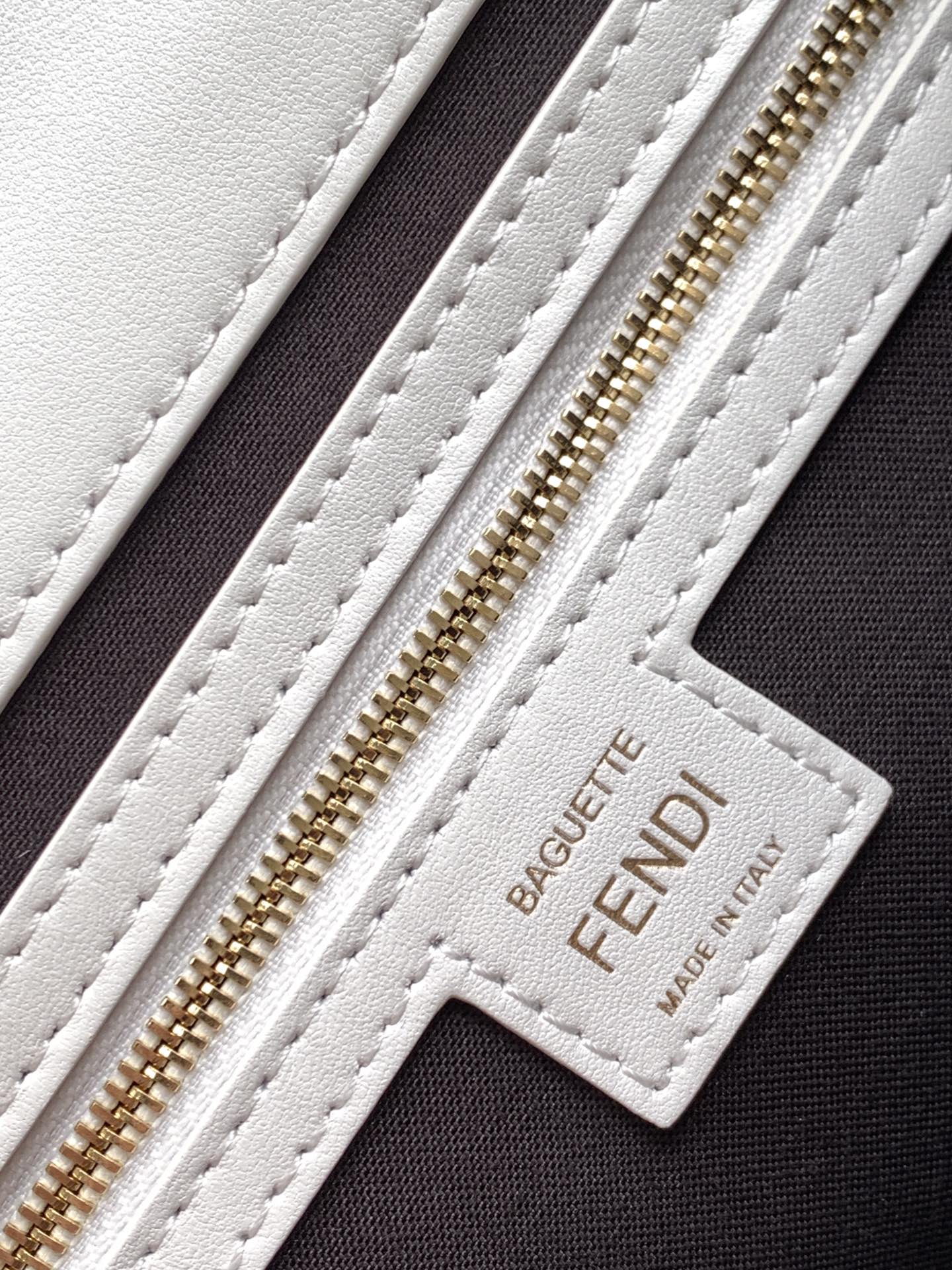 Bolso Fend Baguette 27 con motivo FF en piel blanca Ghw 