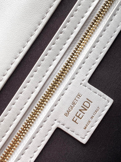 Bolso Fend Baguette 27 con motivo FF en piel blanca Ghw 