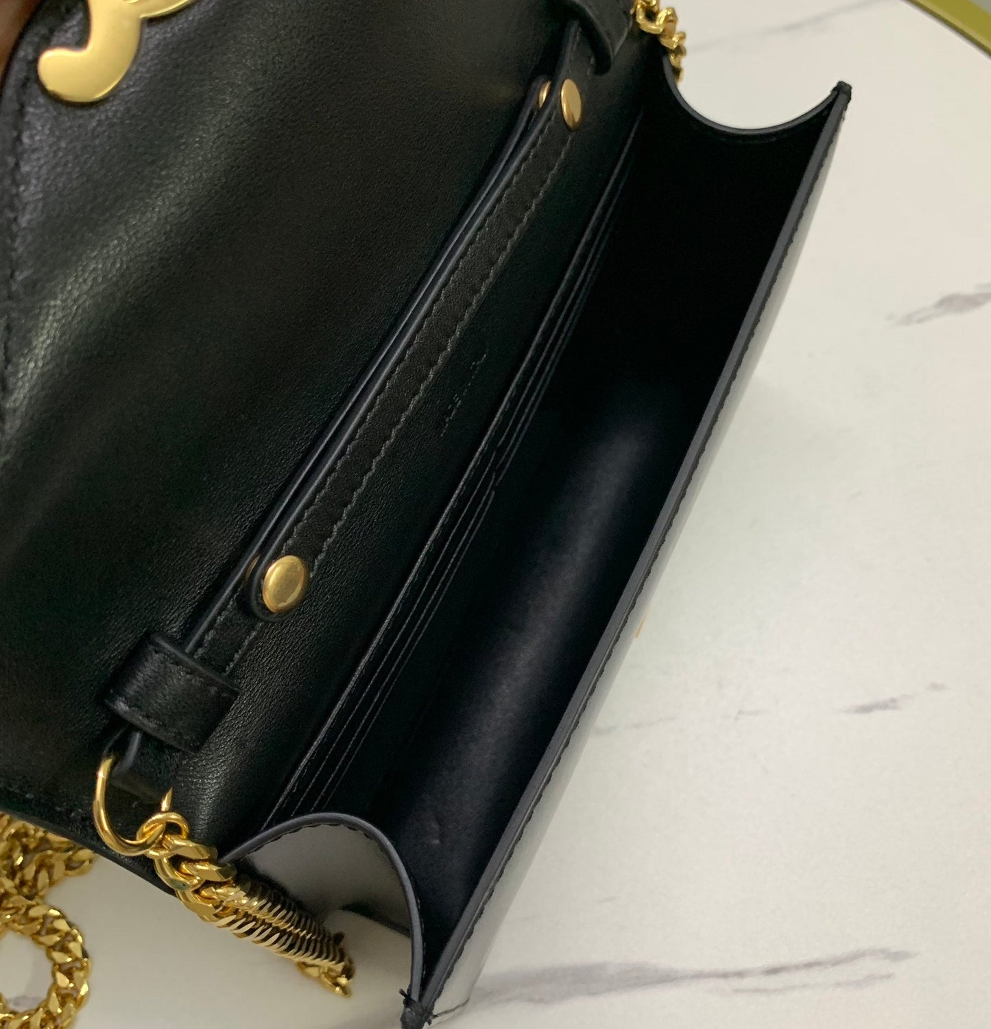CARTERA CON CADENA MARGO 19 EN PIEL DE BECERRO LISA NEGRA CON HERRAJES DORADOS