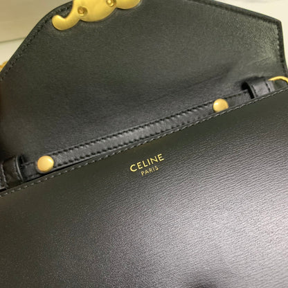 CARTERA CON CADENA MARGO 19 EN PIEL DE BECERRO LISA NEGRA CON HERRAJES DORADOS