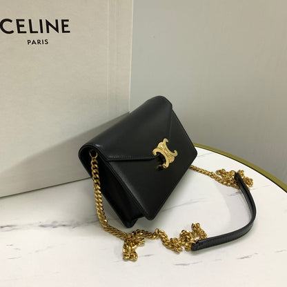 CARTERA CON CADENA MARGO 19 EN PIEL DE BECERRO LISA NEGRA CON HERRAJES DORADOS