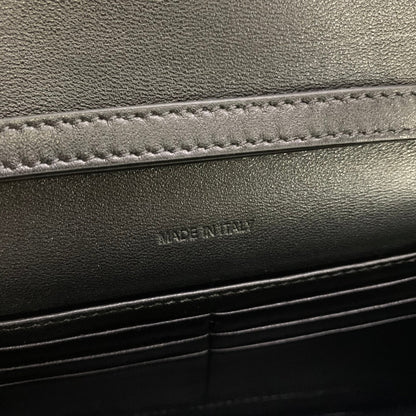 CARTERA CON CADENA MARGO 19 EN PIEL DE BECERRO LISA NEGRA CON HERRAJES DORADOS