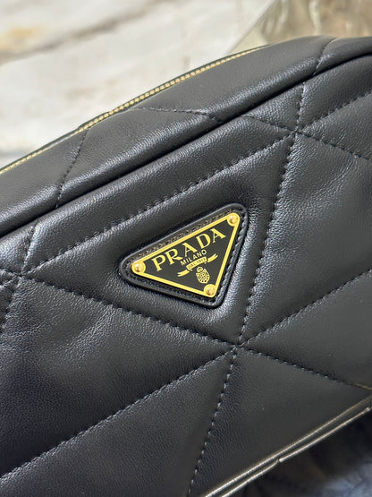 BOLSO PARA CÁMARA 22 EN PIEL DE CORDERO ACOLCHADA CON ESTAMPADO DE TRIÁNGULOS NEGROS Y HERRAJES DORADOS