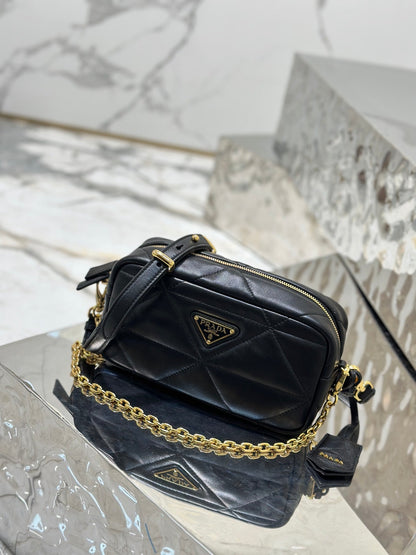BOLSO PARA CÁMARA 22 EN PIEL DE CORDERO ACOLCHADA CON ESTAMPADO DE TRIÁNGULOS NEGROS Y HERRAJES DORADOS
