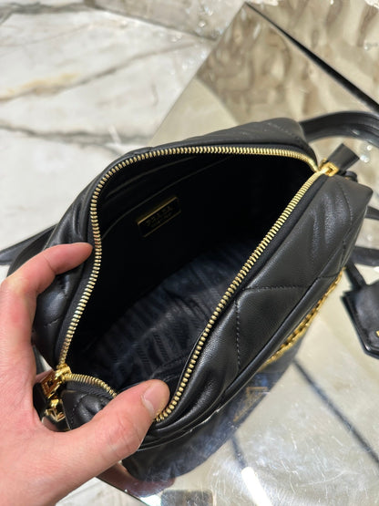 BOLSO PARA CÁMARA 22 EN PIEL DE CORDERO ACOLCHADA CON ESTAMPADO DE TRIÁNGULOS NEGROS Y HERRAJES DORADOS