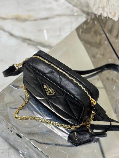 BOLSO PARA CÁMARA 22 EN PIEL DE CORDERO ACOLCHADA CON ESTAMPADO DE TRIÁNGULOS NEGROS Y HERRAJES DORADOS