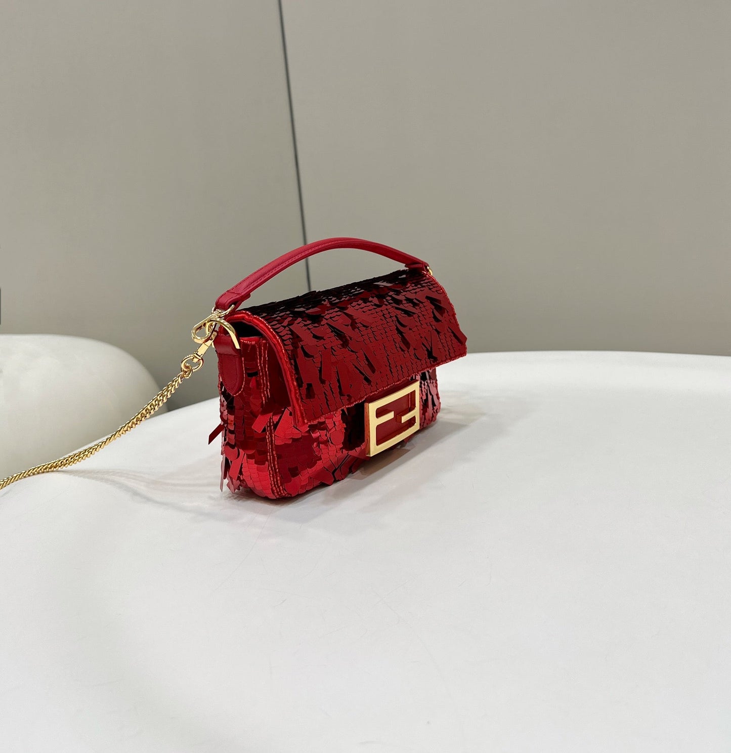 BAGUETTE MINI 19 EN PAILLETTES ROUGES QUINCAILLERIE DOREE