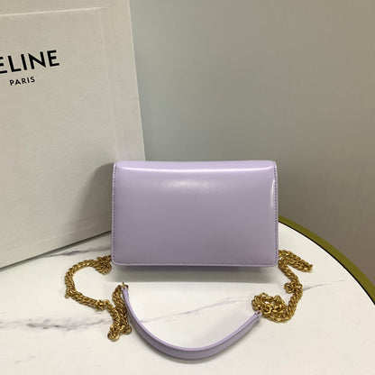 CARTERA CON CADENA MARGO 19 EN PIEL DE BECERRO LISA COLOR LILA CLARO CON HERRAJES DORADOS