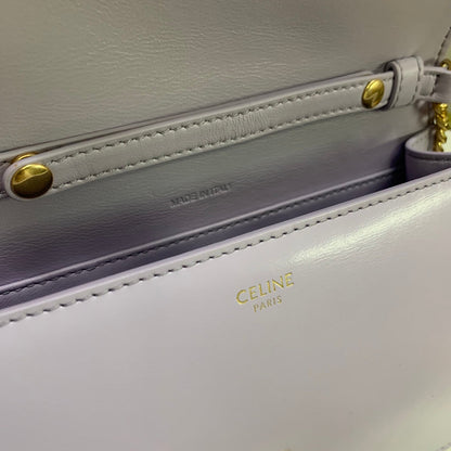 CARTERA CON CADENA MARGO 19 EN PIEL DE BECERRO LISA COLOR LILA CLARO CON HERRAJES DORADOS