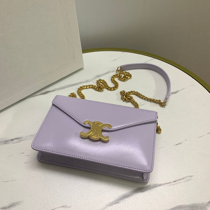 CARTERA CON CADENA MARGO 19 EN PIEL DE BECERRO LISA COLOR LILA CLARO CON HERRAJES DORADOS
