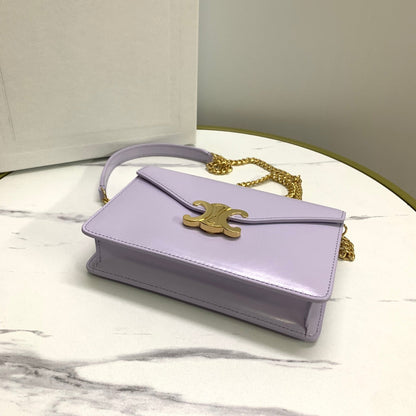 CARTERA CON CADENA MARGO 19 EN PIEL DE BECERRO LISA COLOR LILA CLARO CON HERRAJES DORADOS