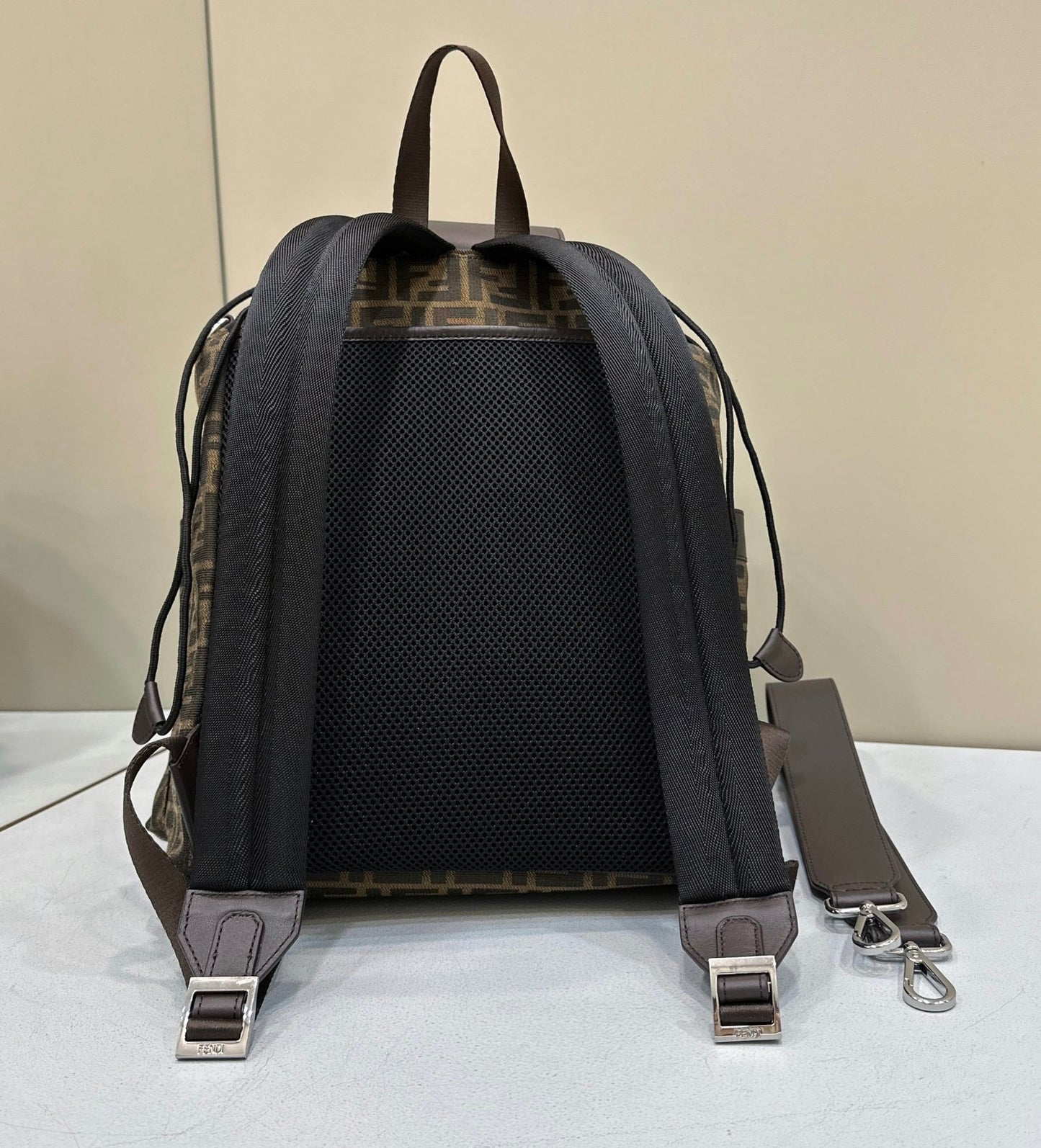 MOCHILA FENDI STRIKE 41 MEDIUM FF DE TELA JACQUARD MARRÓN MOCA