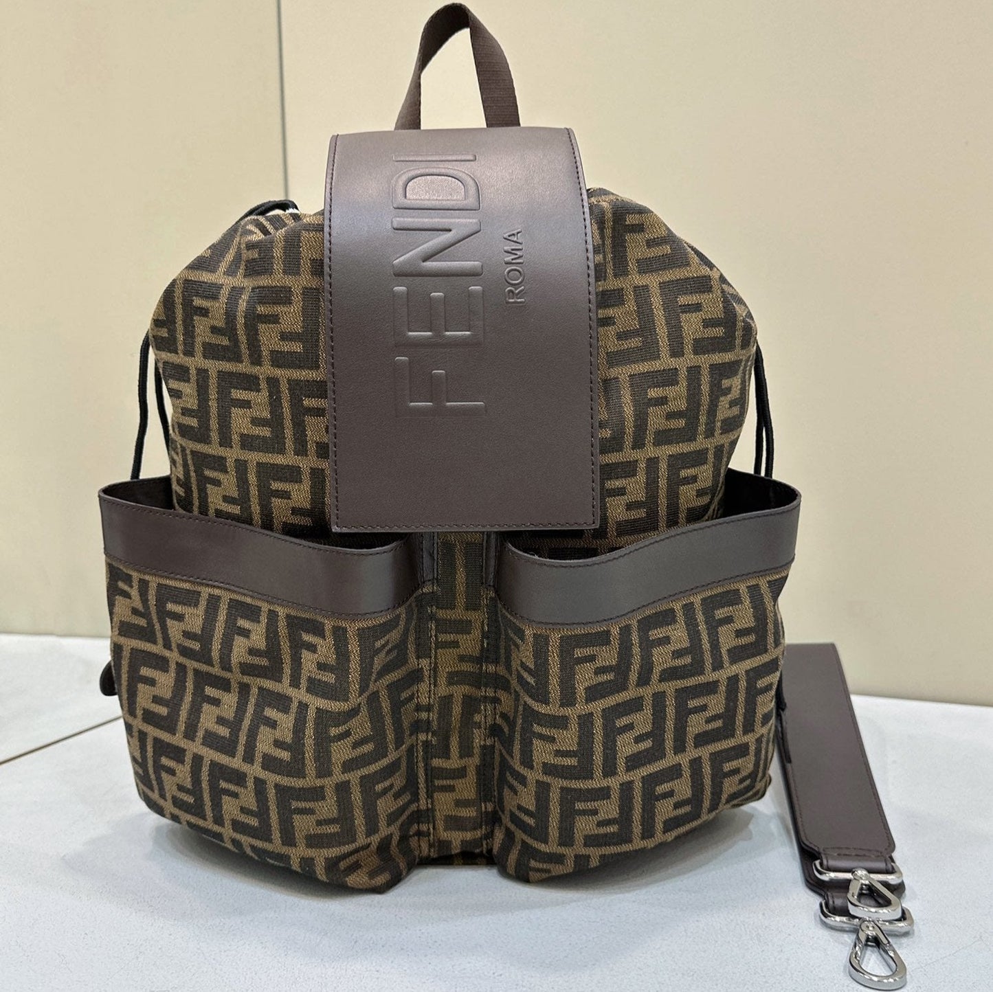 MOCHILA FENDI STRIKE 41 MEDIUM FF DE TELA JACQUARD MARRÓN MOCA