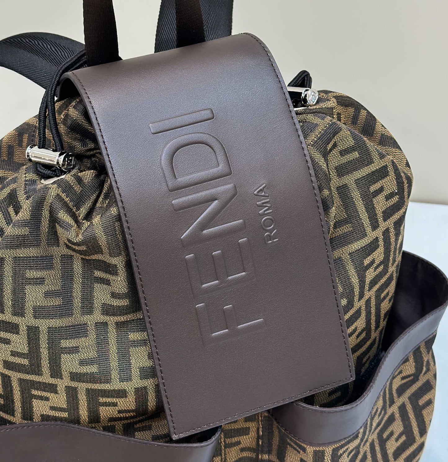 MOCHILA FENDI STRIKE 41 MEDIUM FF DE TELA JACQUARD MARRÓN MOCA