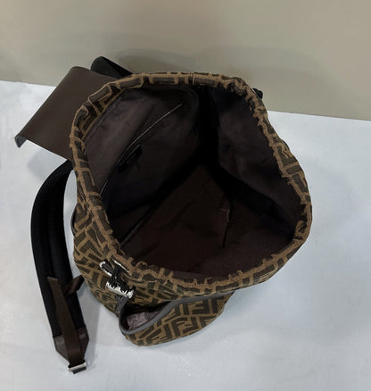 MOCHILA FENDI STRIKE 41 MEDIUM FF DE TELA JACQUARD MARRÓN MOCA