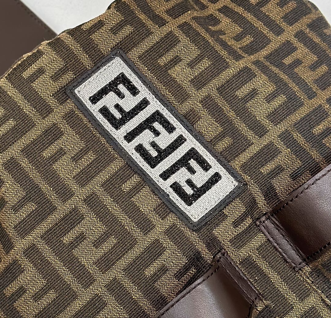 MOCHILA FENDI STRIKE 41 MEDIUM FF DE TELA JACQUARD MARRÓN MOCA